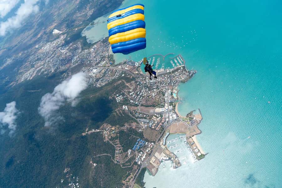 Airlie Beach: Tandem Skydive over the Whitsundays - What to Bring and Wear (So You Don’t Lose Time at the Drop Zone)