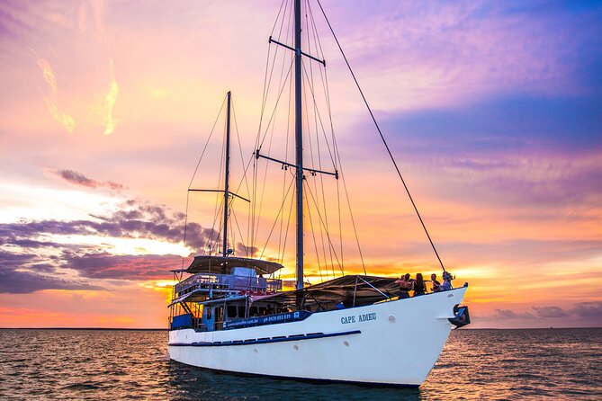 Cape Adieu Darwin Sunset Dinner Cruise - Drinks at the fully licensed bar: extra cost, easy flexibility