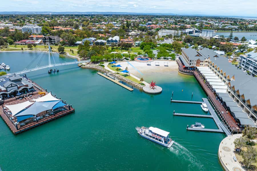 Mandurah: Dolphin and Views Cruise - A family-friendly deck with real hands-on fun