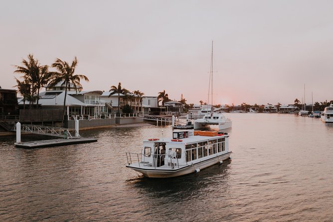 Seafood Lunch Cruise - The 1.5-hour canal cruise: views from inside plus local stories