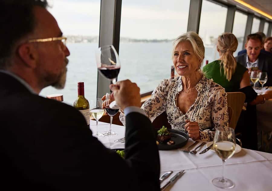 Sydney: Harbour Dinner Cruise with 3, 4 or 6-Course Menu - Live music on Saturday and Sunday: nice mood, variable volume