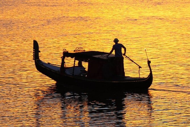 1 Hour Private Romantic Gondola Cruises in Banksia Beach - Snacks and BYO drinks: the easiest way to make it feel special