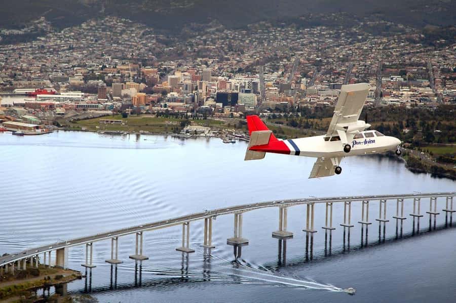 30 Minute Scenic Hobart Plane Flight - The pilot factor: commentary that makes the view click