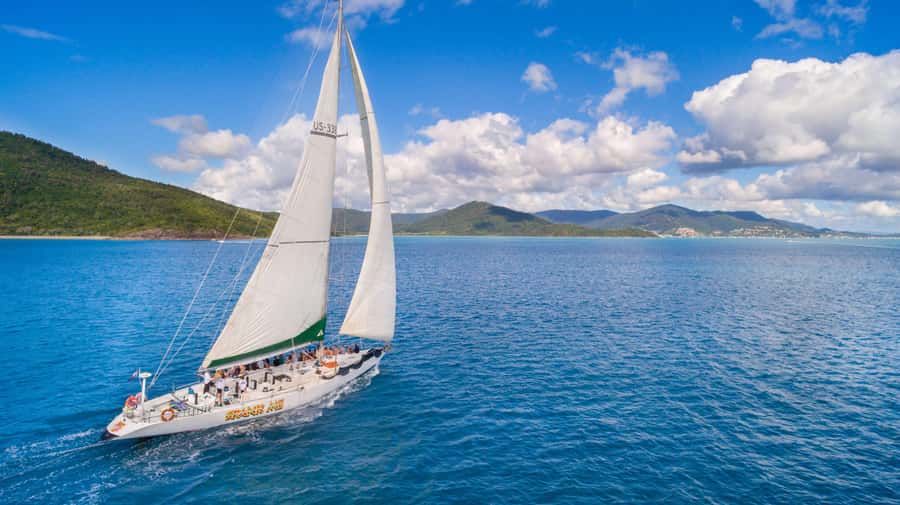 Airlie Beach: 2-Night Whitsundays Sailing Trip with Meals - Sailing the Whitsundays: islands, sails, and sunset cruising