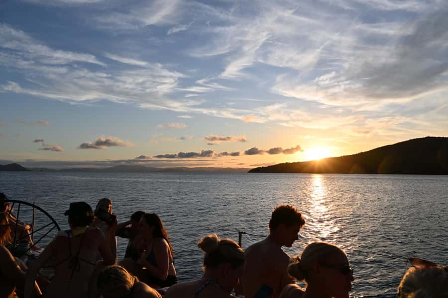 Airlie Beach: 2-Night Whitsundays Sailing Trip with Meals - Meals onboard: fresh cooking and real value