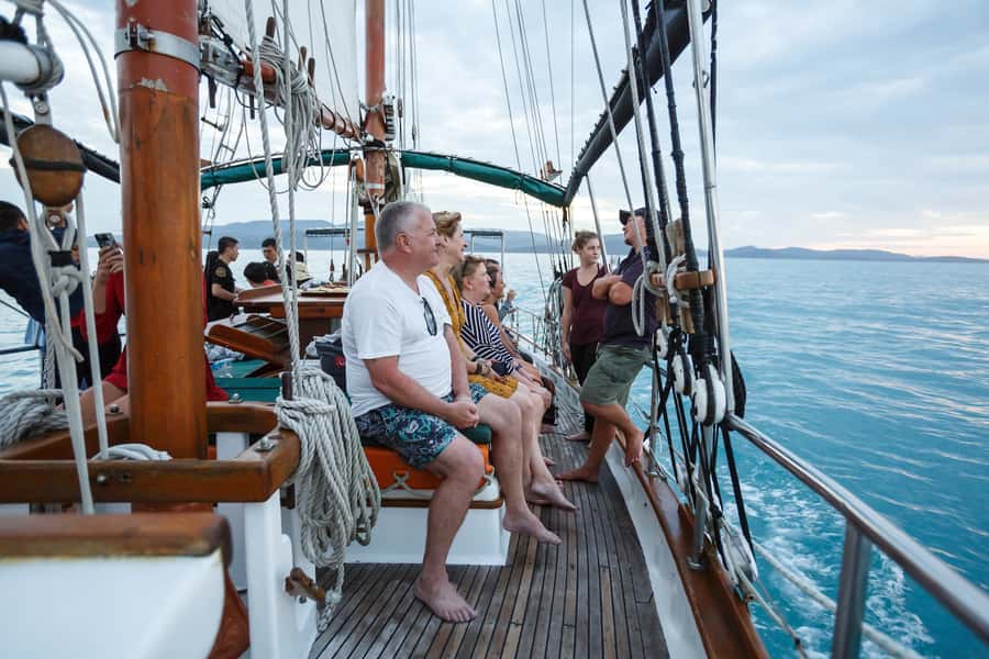 Airlie Beach: Providence Whitsundays Tallship Sunset Sail - Entering the barefoot, deck-side world (and what to wear)