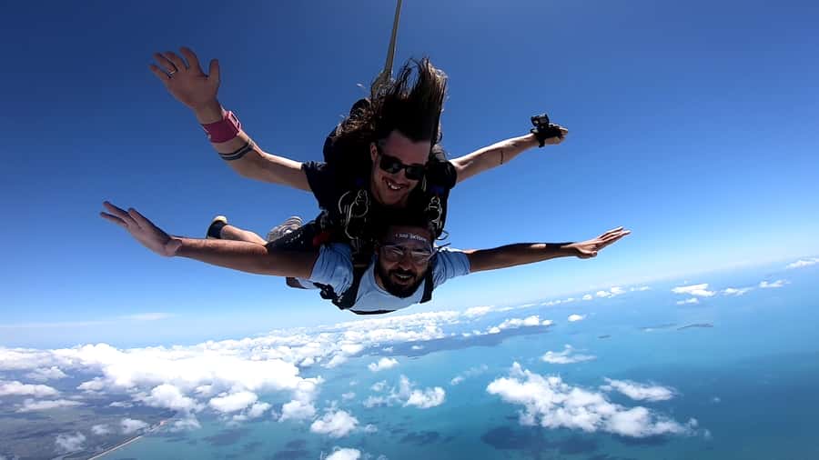 Airlie Beach: Tandem Skydiving Experience with Beach Landing - Getting from Airlie Beach to take-off: Wisdom Cafe to the runway