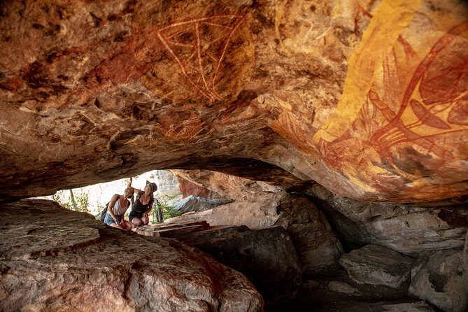 Arnhem Land Yingana Injalak Hill Full Day Tour from Jabiru - The Group Experience: Guidance, Camaraderie, and When It Can Go Off-Road