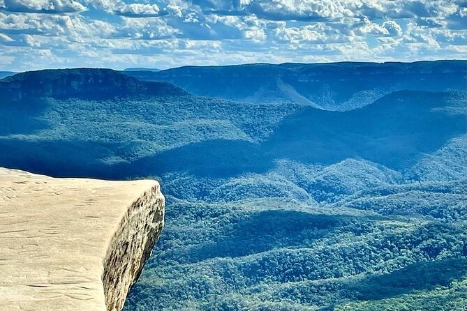Blue Mountains Small Group Tour w/optional Scenic World & Lunch - Lincoln’s Rock and the Blue Mountains haze: what you’re looking at and why it’s blue