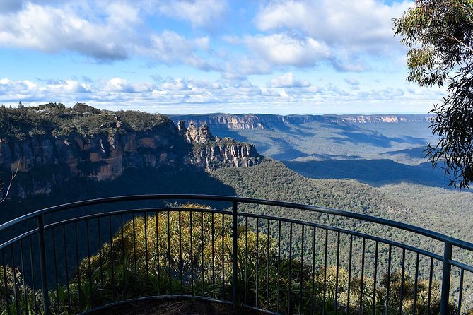 Blue Mountains Vintage Cadillac Tour with Local Guide - Eagle Hawk Lookout: Cliff Drive viewpoints with a quick, satisfying stop