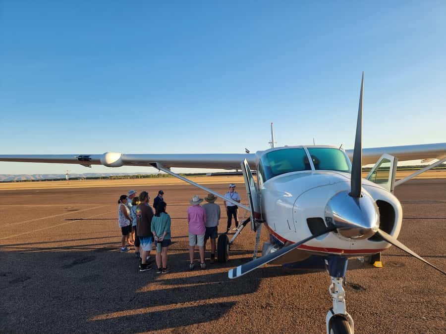 Broome: Fly to Bungles: Best Day Trek with Aboriginal guides - Cathedral Gorge Trek: Singing, Sand Drawings, and Meaning