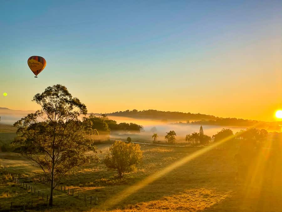 Byron Bay: Sunrise Hot Air Balloon Flight with Breakfast - Sunrise lift-off and drifting over the Rainbow Region