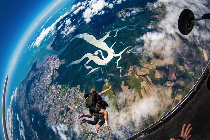 Cairns: Tandem Skydive Experience over Reef & Rainforest - Who should book, and who might want a different Cairns activity