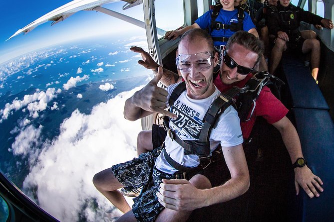 Cairns: Tandem Skydive Experience over Reef & Rainforest - The 3-hour flow: From meet-up to legs-up landing