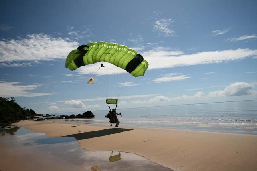 Cairns: Tandem Skydive - The Scenic Flight: Spotting Reef And North Queensland Before You Jump