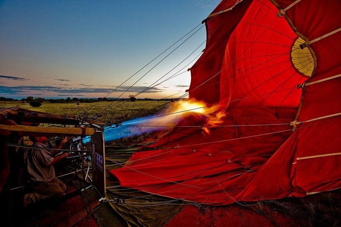 Early Morning Ballooning in Alice Springs - Watching the balloon team before takeoff (it’s not just waiting around)