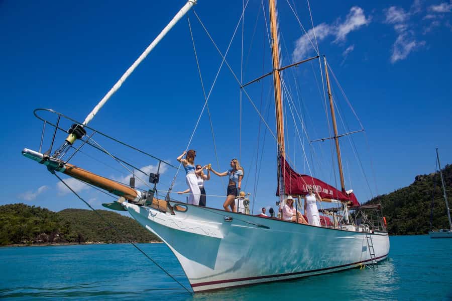From Airlie Beach: Hook Island Cultural Tour, Sail & Snorkel - Getting there early: Transfers and meeting point timing