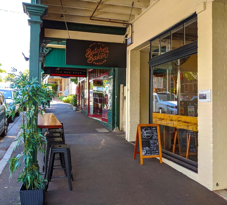 From Brisbane: Byron Bay, Bangalow, and Gold Coast Day Tour - Wildlife Sanctuary stop and macadamia nuts