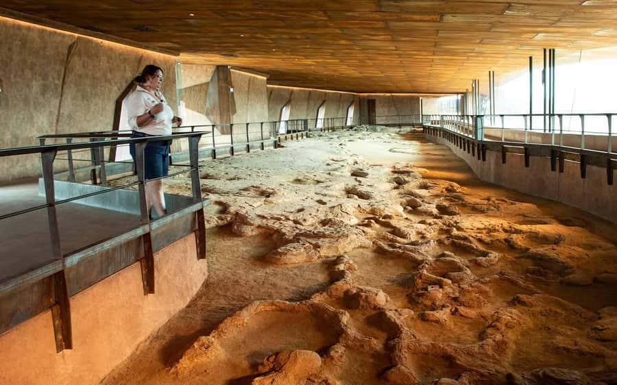 From Longreach: Outback Winton Full Day Tour - North Gregory Hotel lunch: more than just a meal