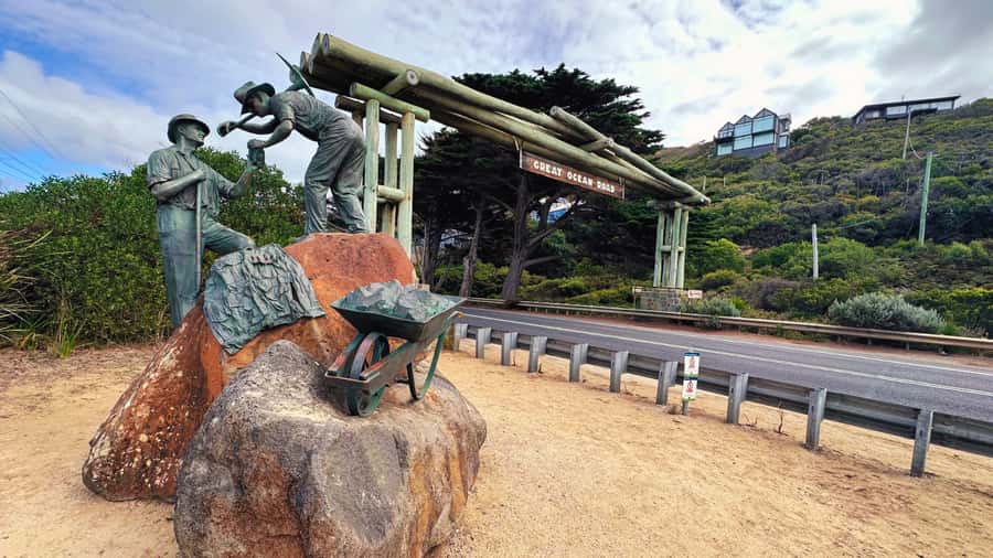 From Melbourne: 12 Apostles & Great Ocean Road Private Tour - Private pickup in Melbourne, with driving taken off your plate