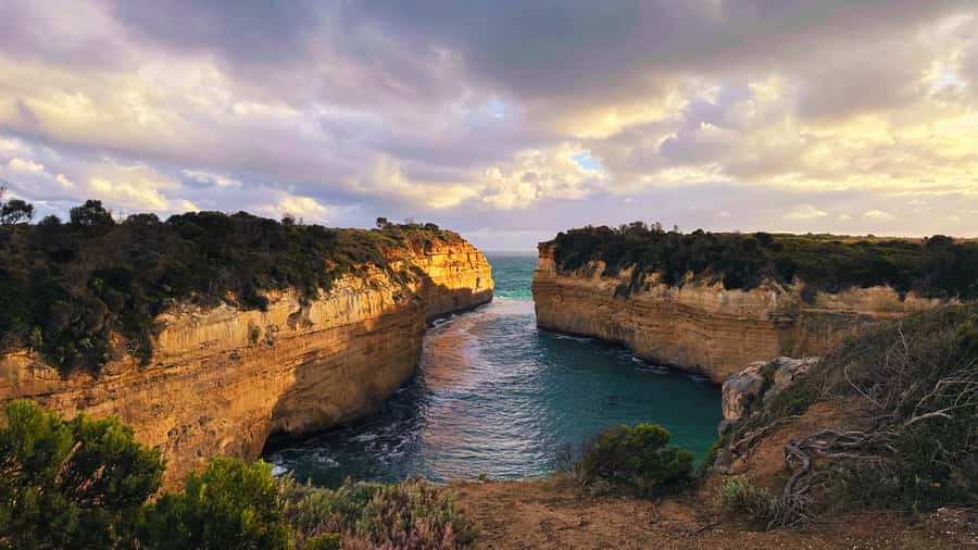 From Melbourne: 12 Apostles & Great Ocean Road Private Tour - Split Point Lighthouse and Memorial Arch: the day’s best warm-up