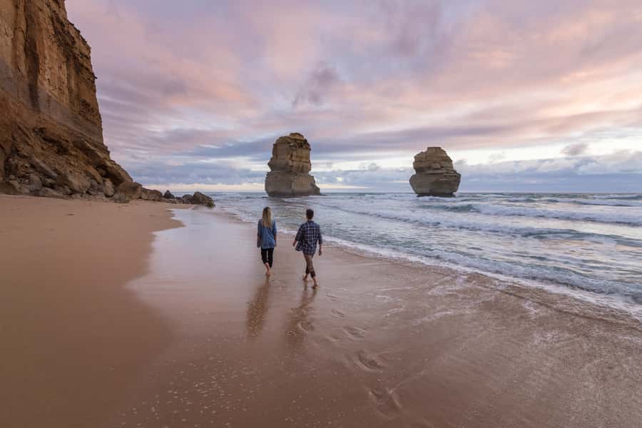 From Melbourne: Great Ocean Road, 12 Apostles & Koalas - Memorial Arch at Eastern View: the start with meaning