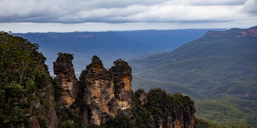 From Sydney: Blue Mountains, Scenic Railway, & Sydney Zoo - Echo Point and the Three Sisters: your first big Blue Mountains moment