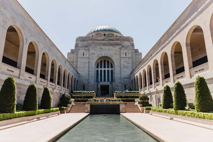From Sydney: Full-Day Tour to Canberra - Guide quality can make or break a long coach day