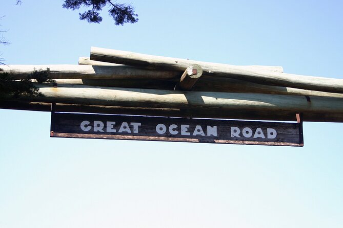 Full day Shared Tour to Twelve Apostle (Melbourne Chinese Tour) - Apollo Bay Beach and Town: A Quick Koala Hunt