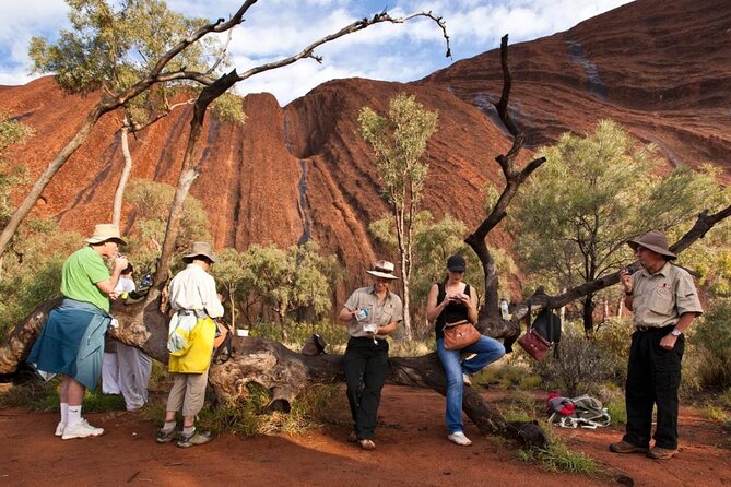 Full Uluru Base Walk at Sunrise Including breakfast - Picnics at sunrise: what’s in the satchel and how to handle it