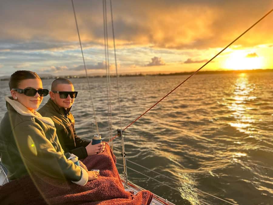 Gold Coast: Sunset Sailing Cruise incl food & drinks - Two Hours That Actually Feels Like a Break on the Water