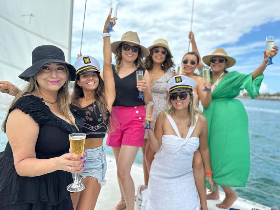 Gold Coast: Sunset Sailing Cruise incl food & drinks - Dolphins on the Broadwater: The Watch-and-Wait Moment