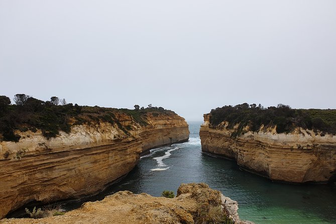 Great Ocean Road 12 Apostles kangaroo, koala and chocolate tour - Memorial Arch at Eastern View: a quick, meaningful photo stop