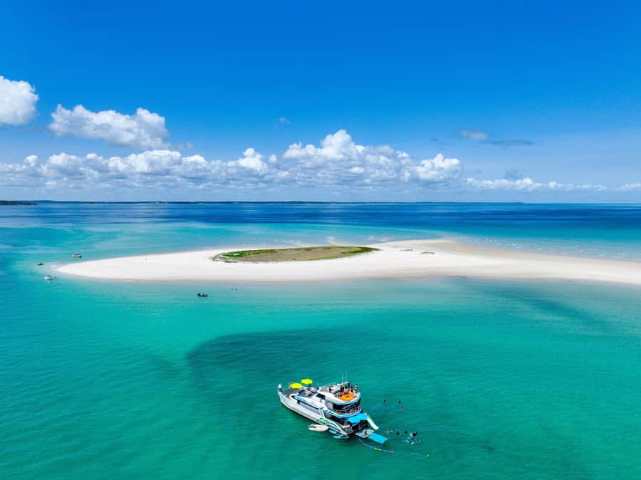 Hervey Bay: Aqua Oasis Cruise - Food and drinks onboard: what’s included and what costs extra