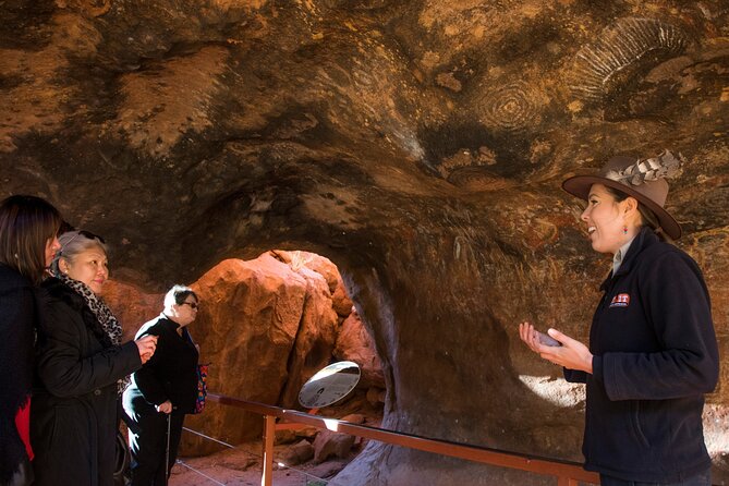 Highlights of Uluru Including Sunrise and Breakfast - Small-group comfort with a local driver-guide