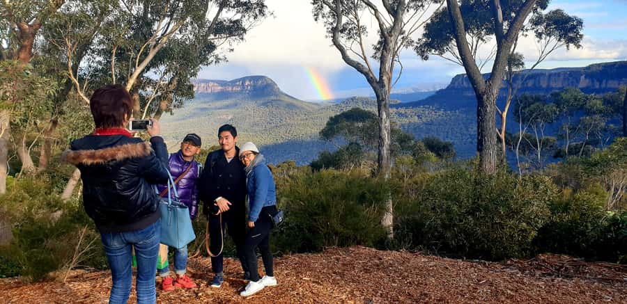 Katoomba: Blue Mountains Full-Day Hop-On Hop-Off Bus Tour - Gordon Falls and Olympian Rock Lookout: powerful scenery without the rush