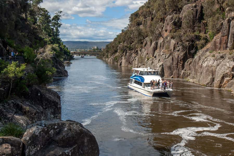 Launceston: 4-Hour Batman Bridge Luncheon Cruise - How the guiding works: live commentary that helps you read the river