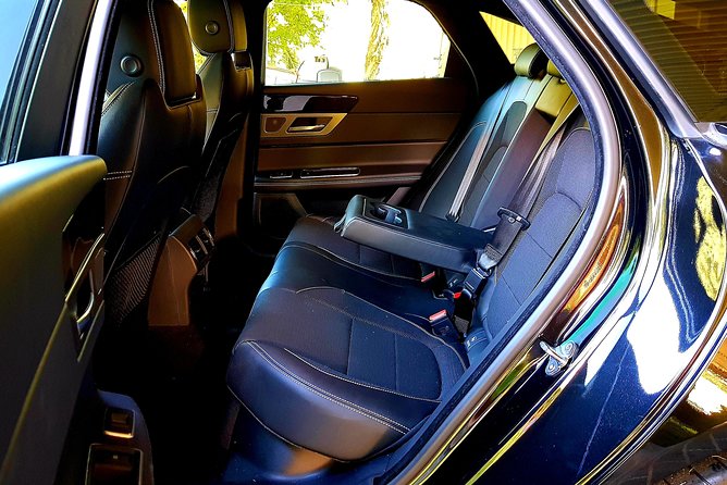 Limoroo, Airport Transfers and Luxe Door to Door Service. - The onboard perks: Wi‑Fi, drinks, and entertainment you’ll actually use