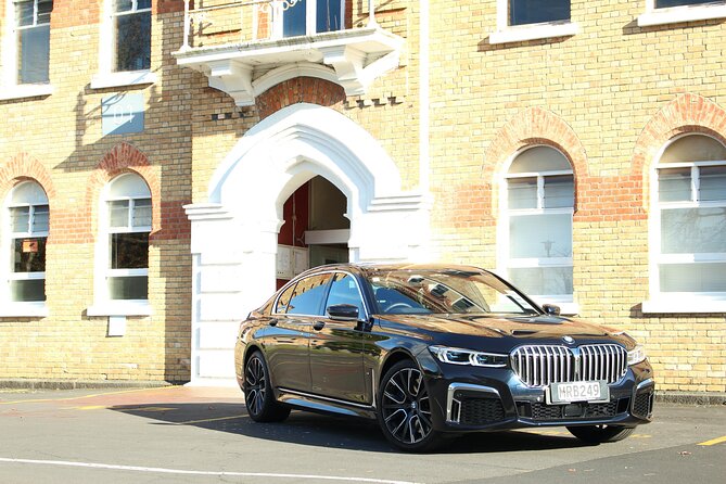 Luxury Sydney Airport Departure Transfer - Sedan/SUV - Chauffeur Style: Professional, Discreet, and Ready for Questions