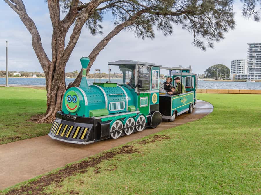 Mandjar Bay - Mini Toot - Where to meet (Eastern Foreshore Reserve Playground) and how boarding works