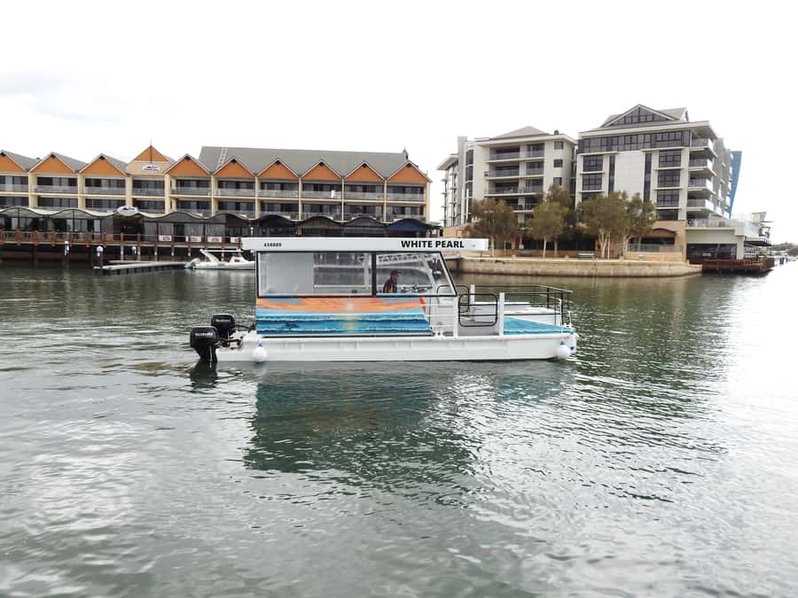Mandurah: Sightseeing Dolphin Cruise with Tour Guide - Checking In at Blue Manna and Getting Onto the White Pearl