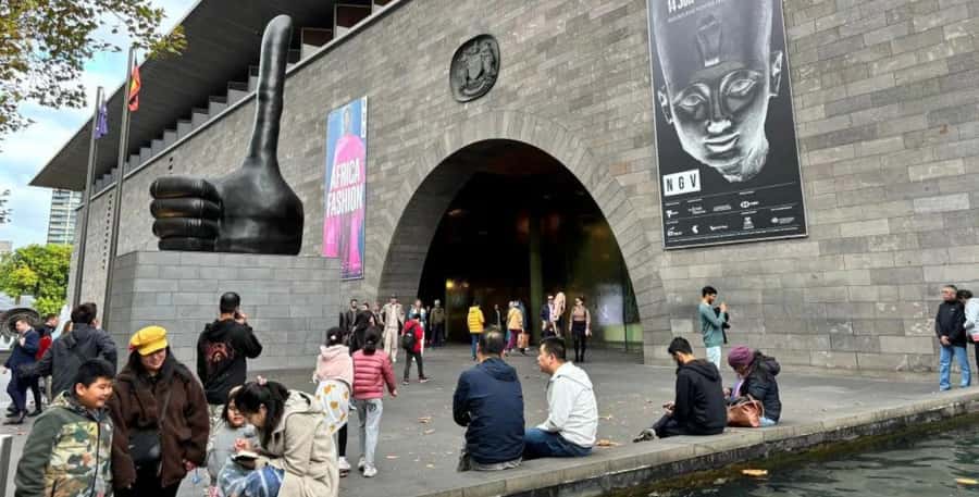 Melbourne City Surrounding Sightseeing Tour - St Kilda Beachfront: Ocean Views and a Relaxed Ending