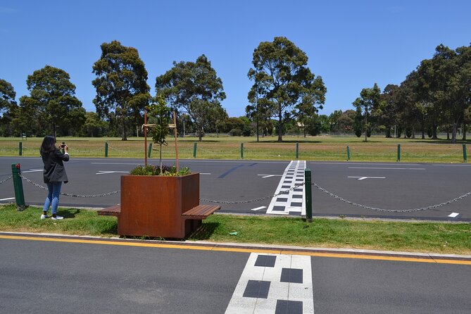 Melbourne Drive by Day - Private Tour - Approaching the Shrine of Remembrance Through the Royal Botanical Gardens