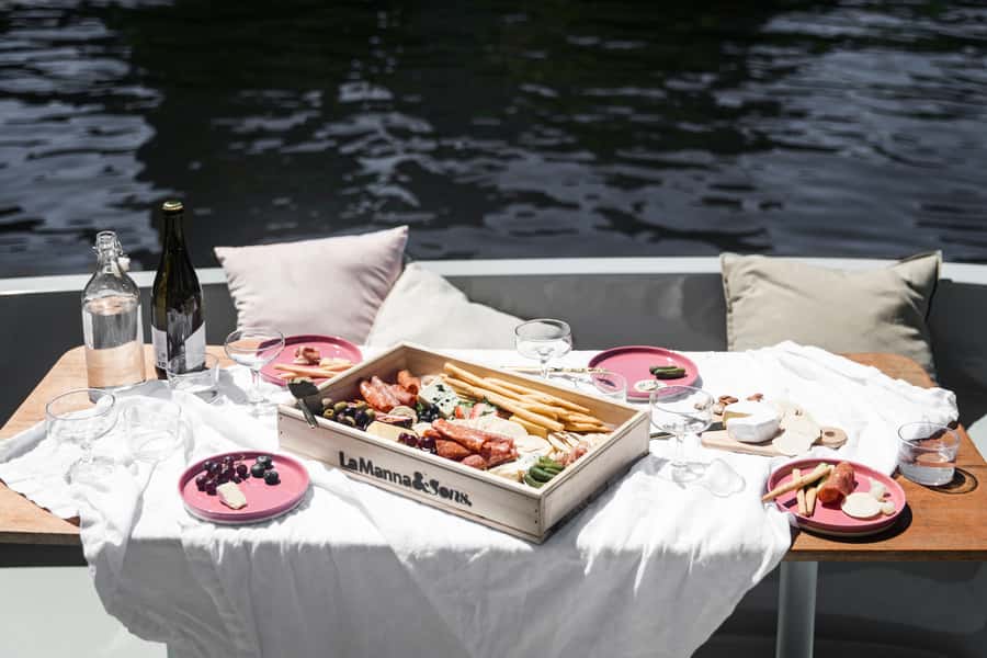 Melbourne: Electric Picnic Boat Rental on the Yarra River - Who should book this electric picnic boat on the Yarra