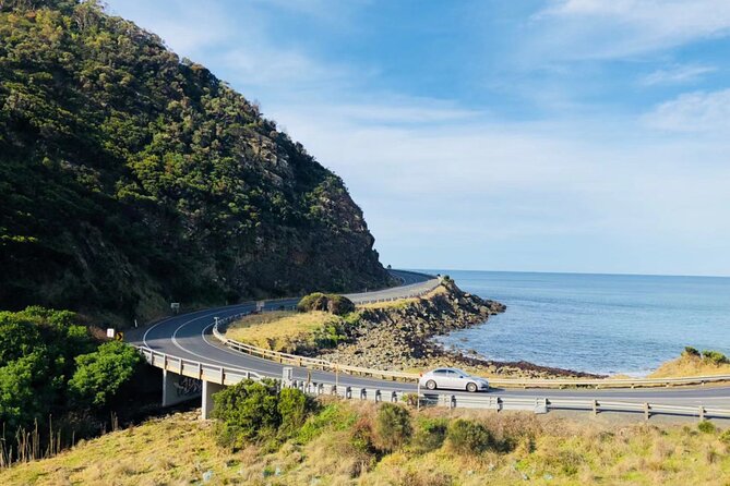Melbourne: Great Ocean Road Tour with Maxi Highlights in One Day - Memorial Arch at Eastern View: Start Marker for the Road Trip Feel