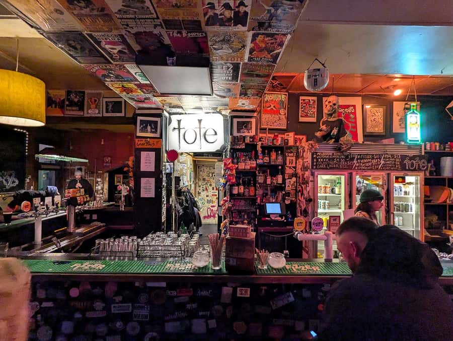 Melbourne Music Venue Pub Crawl with History + 2 Free Drinks - A $28 night out that feels like a local circuit