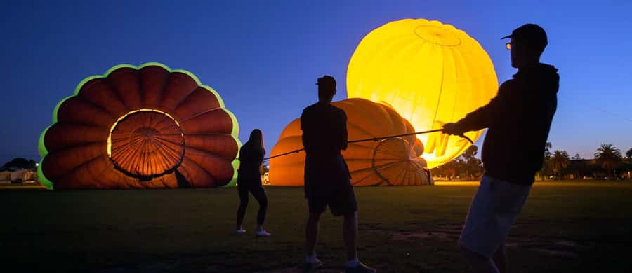 Melbourne Premium Balloon Flight 5-Star Champagne Breakfast - Photo stop, safety briefing, and that sunrise window