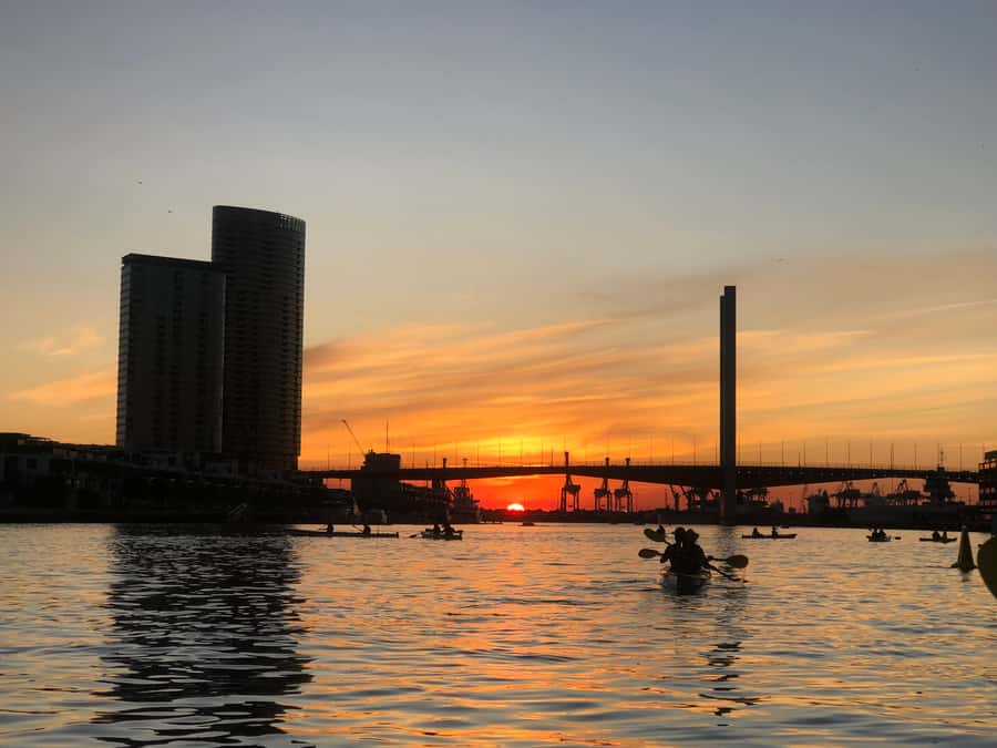 Melbourne: Sunset Kayak Tour with Dinner - Flinders Street and Princes Bridge: The Classic Melbourne Segment