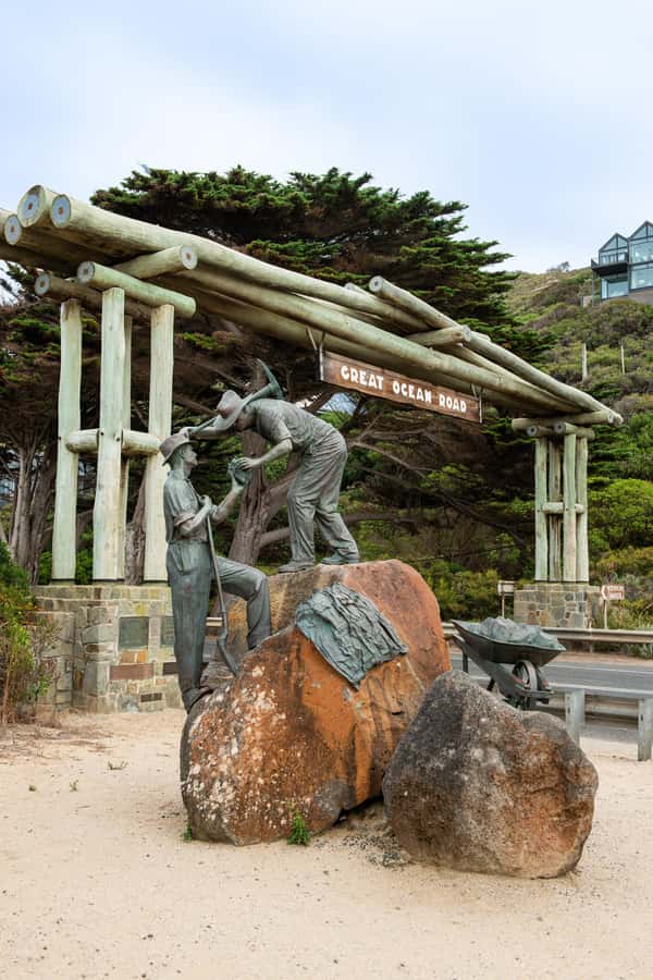 Melbourne: Ultimate Great Ocean Road Morning Escape Day Tour - Loch Ard Gorge: cliffs, walkable viewpoints, and shipwreck context