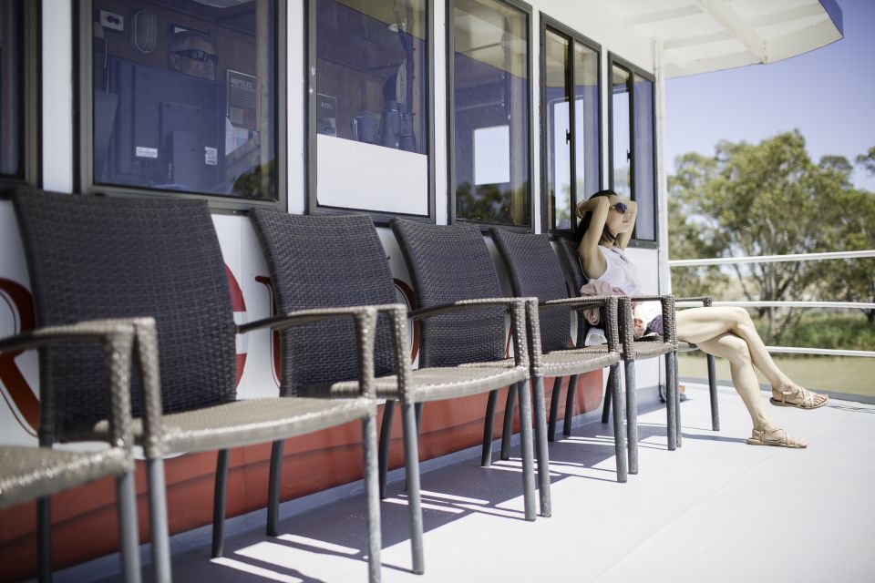 Murray River Highlights and Luncheon Cruise - Mannum break time: town wandering vs. waiting for it to wake up